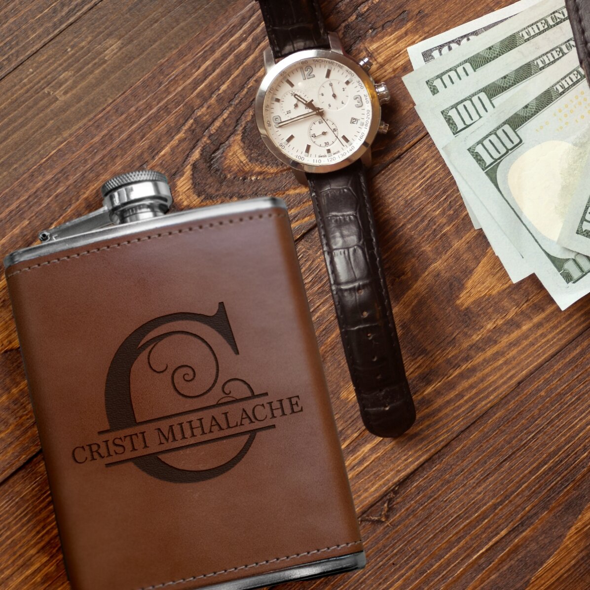 Zakflesje met leren hoesje, gepersonaliseerd met monogram en naam