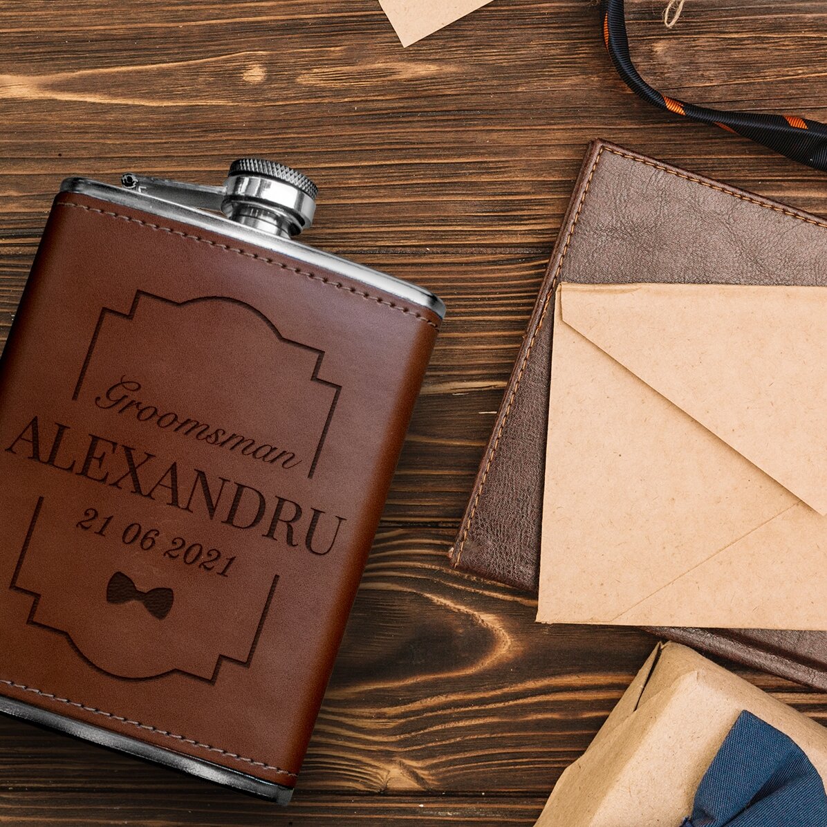 Flacon de poche recouvert de cuir et personnalisé avec un texte - Groomsman