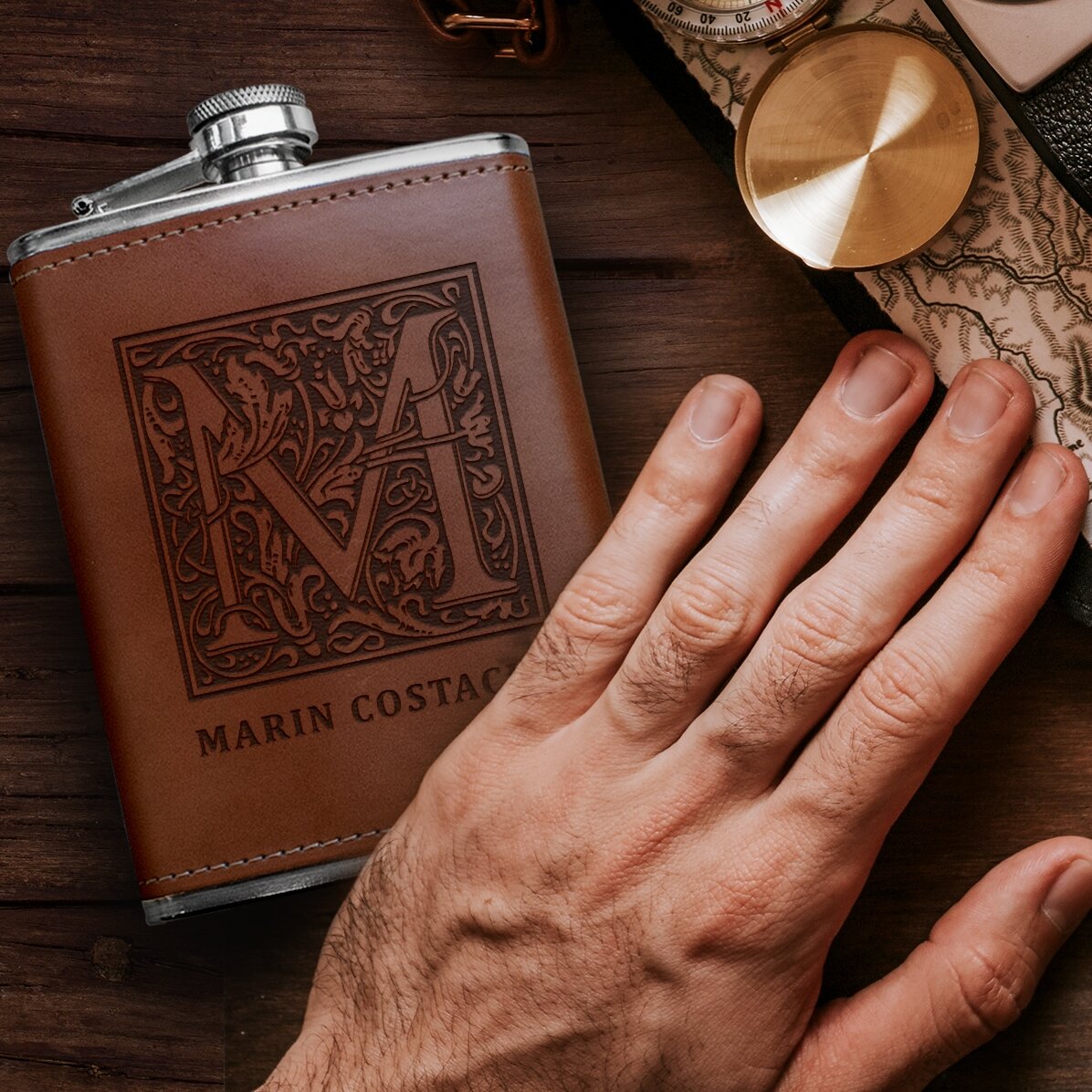 Zakfles met leren hoes, gepersonaliseerd met tekst – monogram en naam
