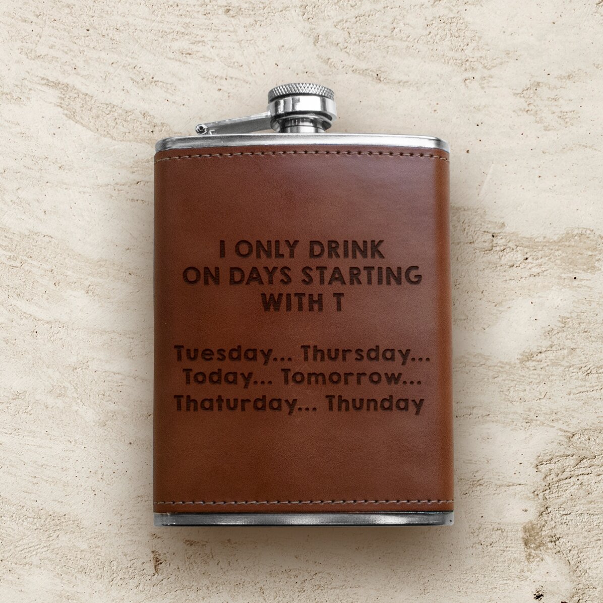 Flacon de poche personnalisé recouvert de cuir - I only drink...