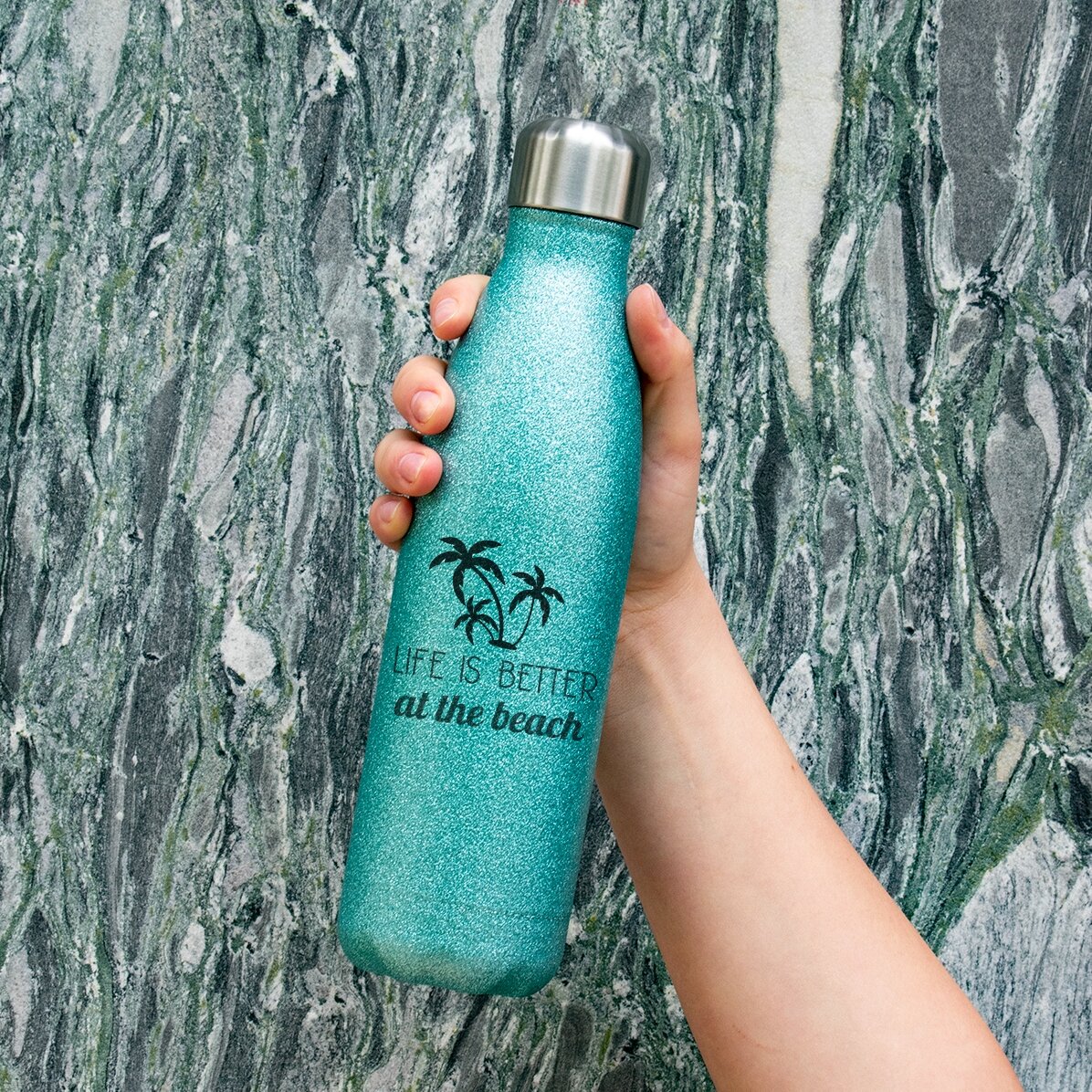 Gepersonaliseerde thermosfles met glitter en tekst - Life is better at the beach