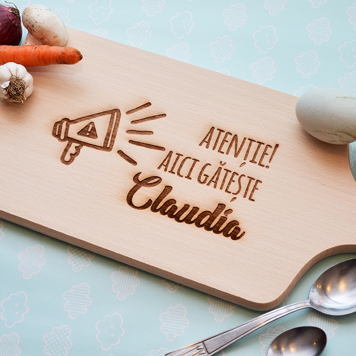 Planche à découper personnalisée - Attention, on cuisine ici…