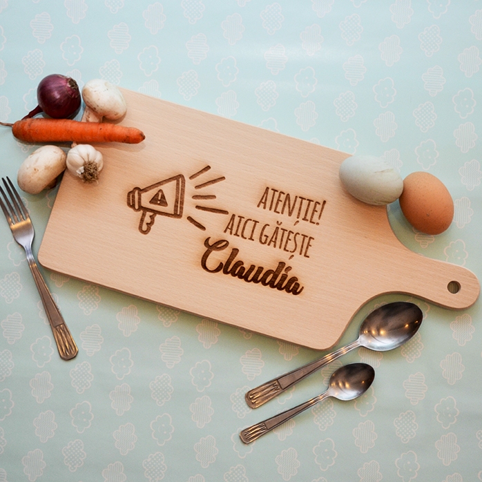 Planche à découper personnalisée - Attention, on cuisine ici…