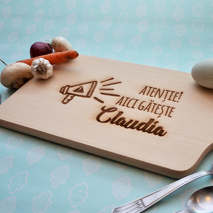 Planche à découper personnalisée - Attention, on cuisine ici…