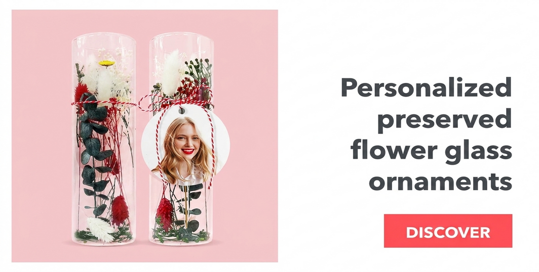 Gepersonaliseerde glazen ornamenten met geconserveerde bloemen