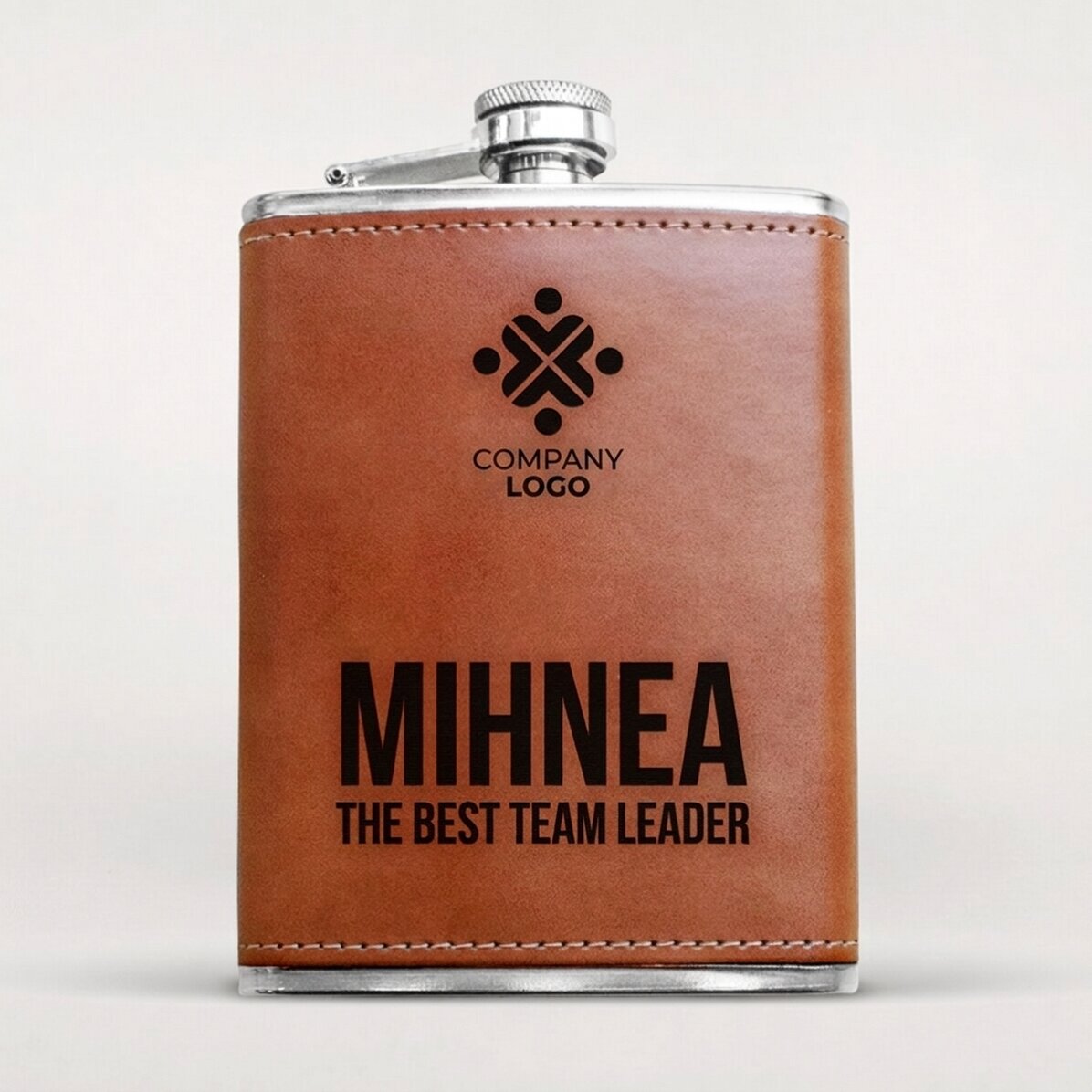 Zakflesje met leren hoesje, gepersonaliseerd met logo en naam