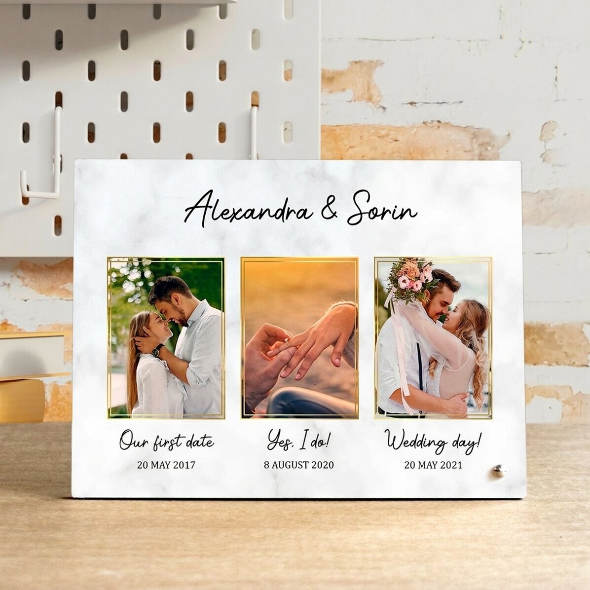 Gepersonaliseerde fotolijst voor op het bureau met 3 foto’s en tekst - Our love story