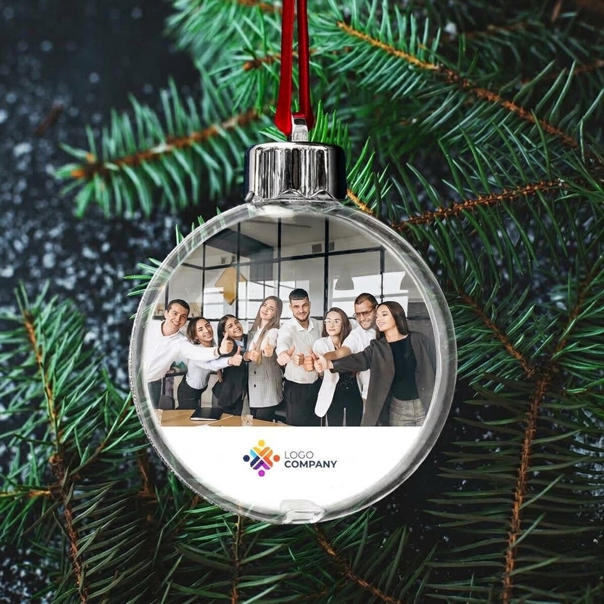 Gepersonaliseerde wereldbol met een foto en een logo