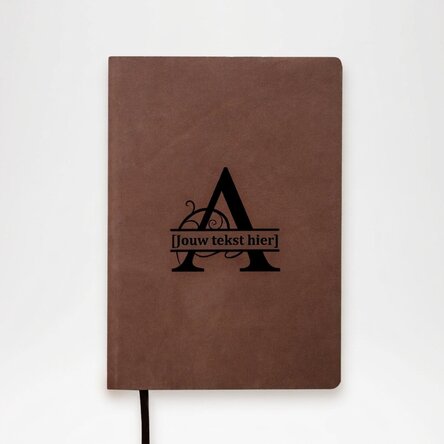 Op maat gemaakte leren agenda met monogram en naam in het midden