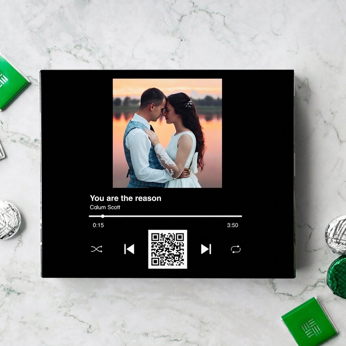 Gepersonaliseerde bonbonnière met een foto, tekst en QR-code - Ons liedje