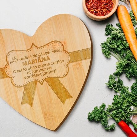 Planche à découper en forme de cœur personnalisé avec un texte - La cuisine de grand-mère