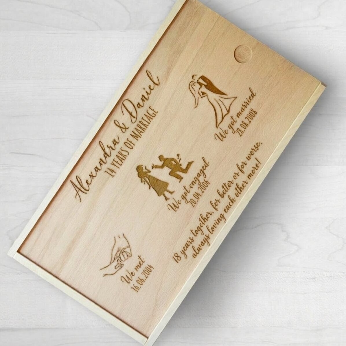 Gepersonaliseerde houten geschenkdoos met herinneringen aan de bruiloft