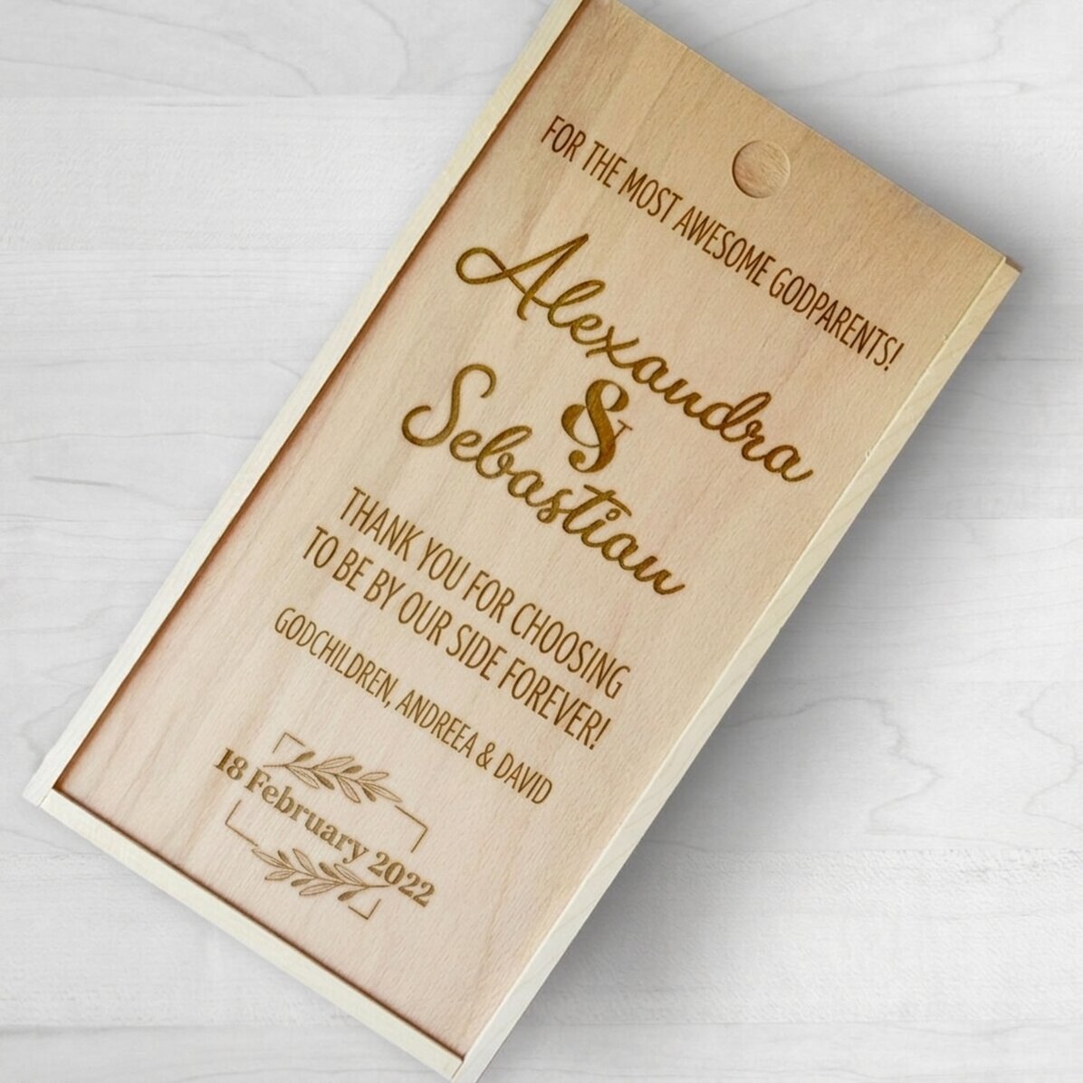 Coffret cadeau personnalisé en bois avec date et message - Pour les parrains et marraines les plus g
