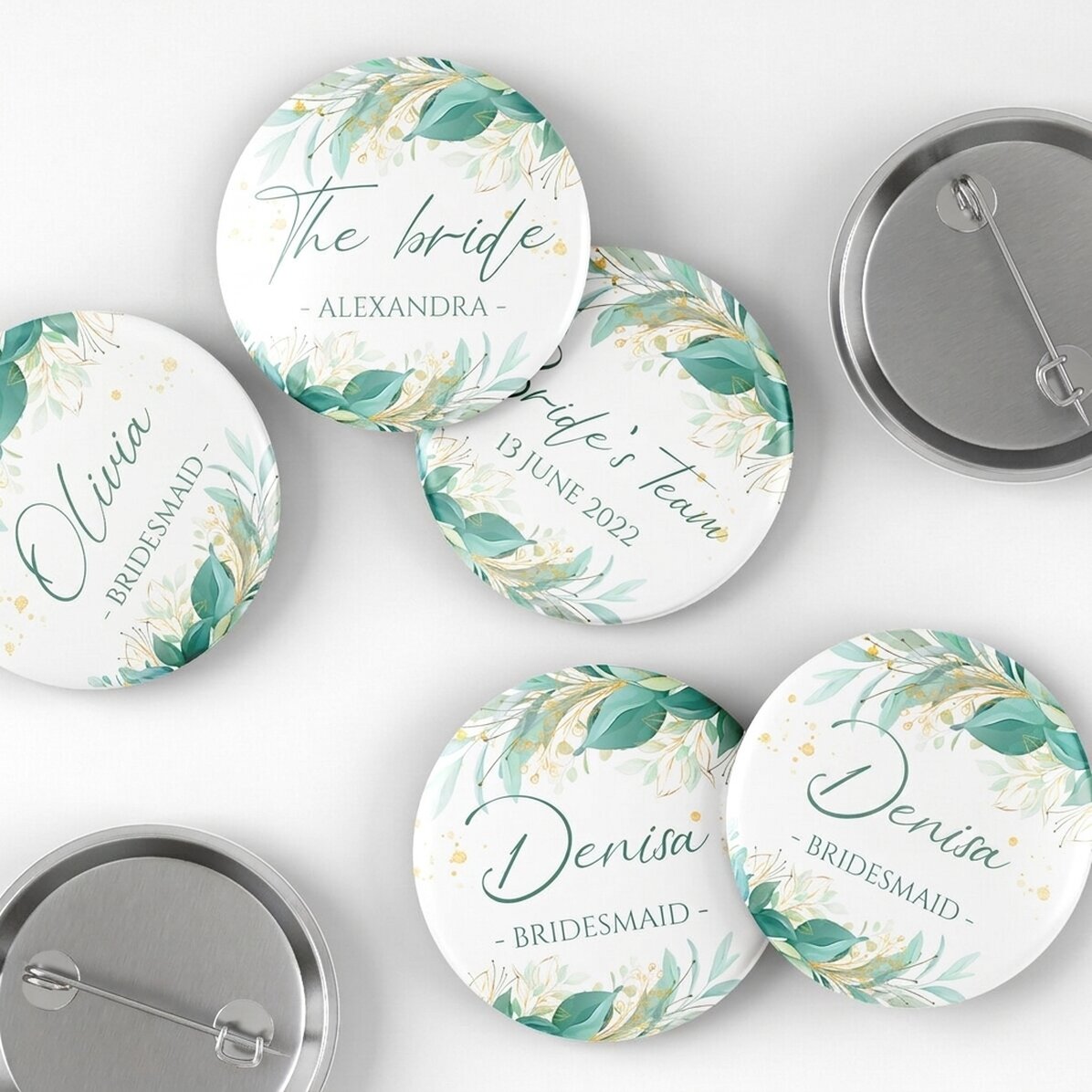 Gepersonaliseerde buttons met tekst voor de bruid en de bruidsmeisjes