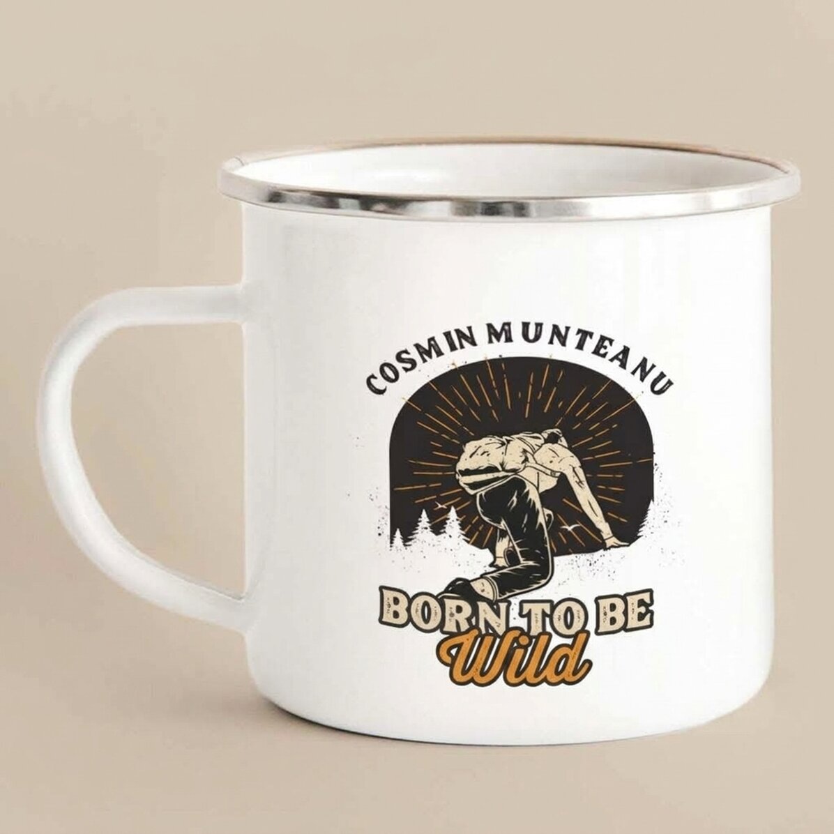 Geëmailleerde metalen mok met een boodschap voor vissers - Born to be adventurous