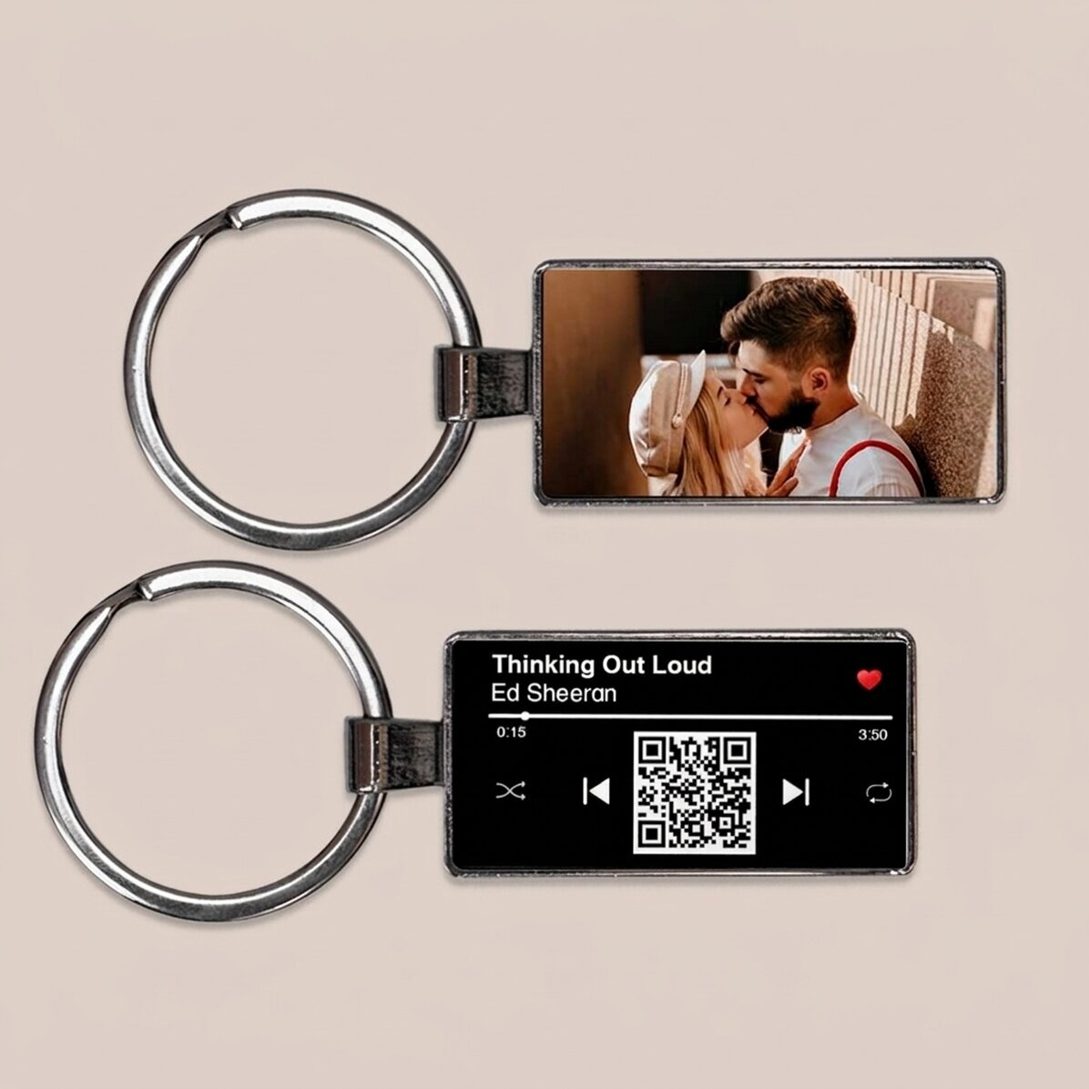 Porte-clés personnalisé avec une photo et un code QR - Notre chanson