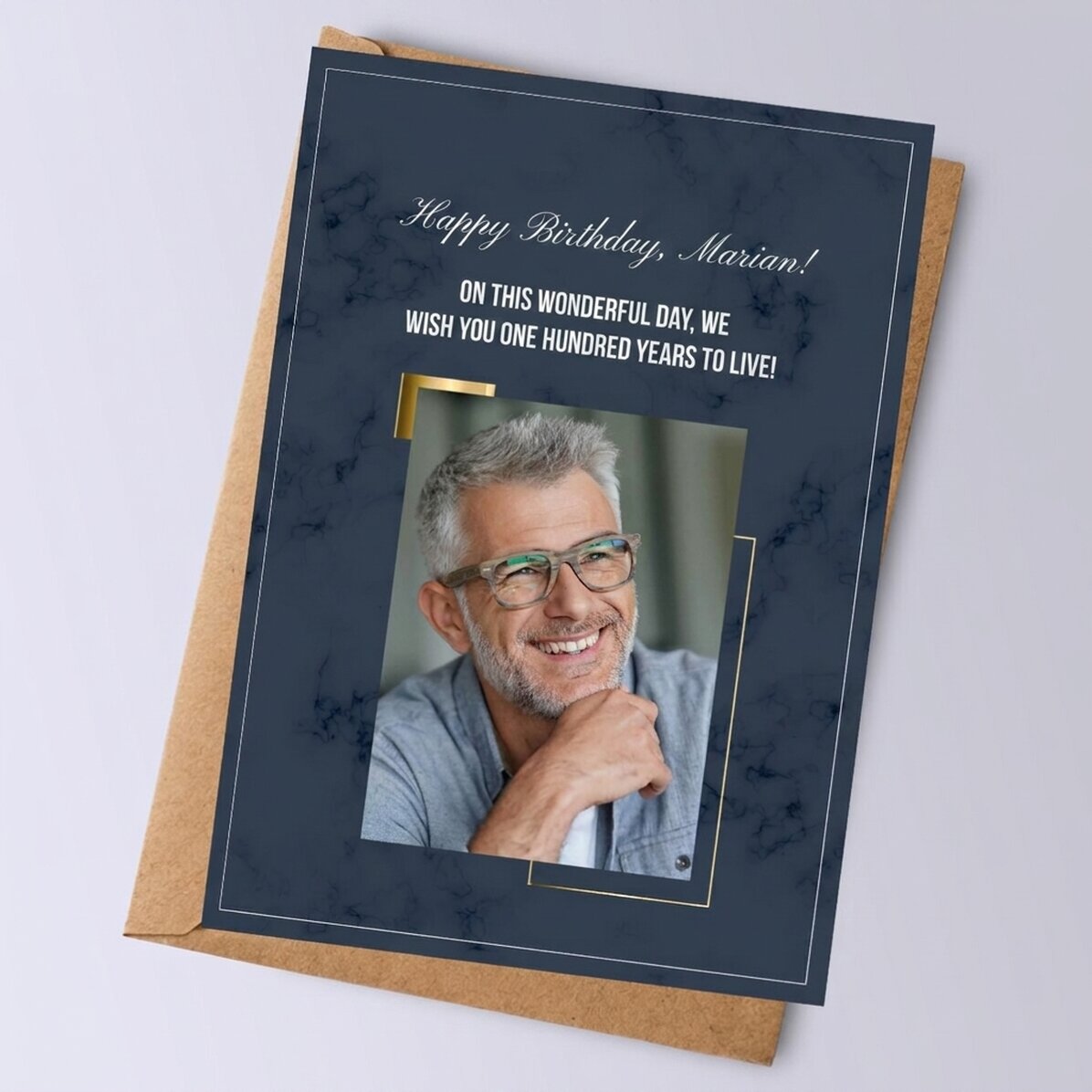 Een gepersonaliseerde kaart met een foto en een boodschap voor hem