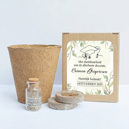 Bloemenplantpakket in een gepersonaliseerd doosje met een boodschap voor leraren – afstudeermodel