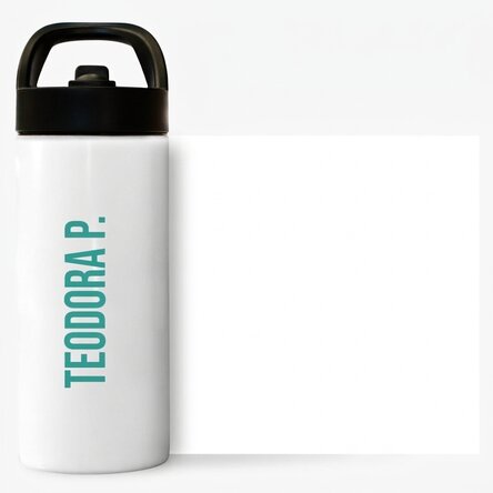 Thermos avec poignée et paille, personnalisé avec un prénom inscrit à la verticale