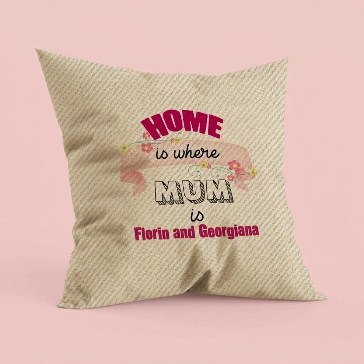 Gepersonaliseerd kussen met tekst - Home is where mum is - In