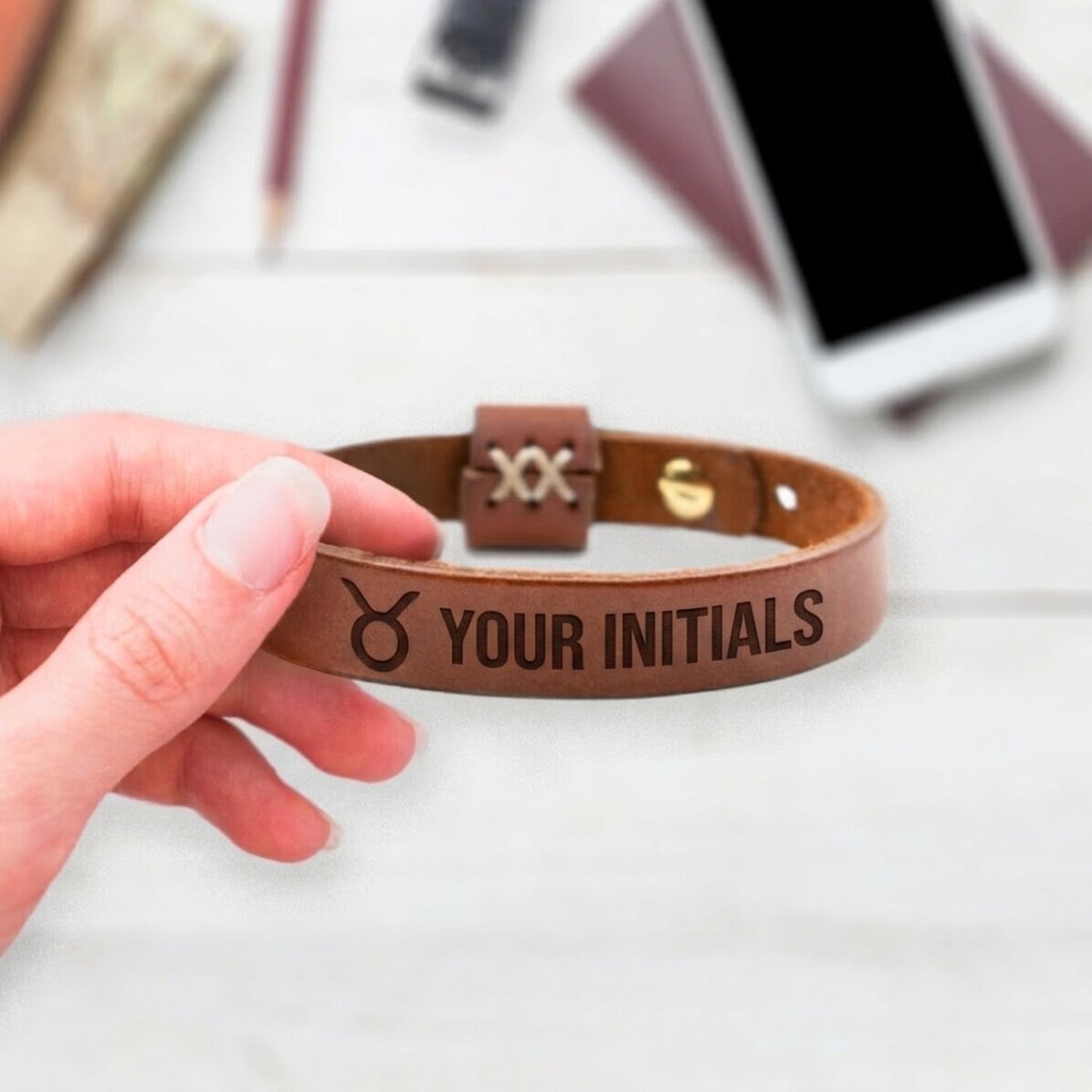 Gepersonaliseerde leren armband met initialen en het sterrenbeeld Stier