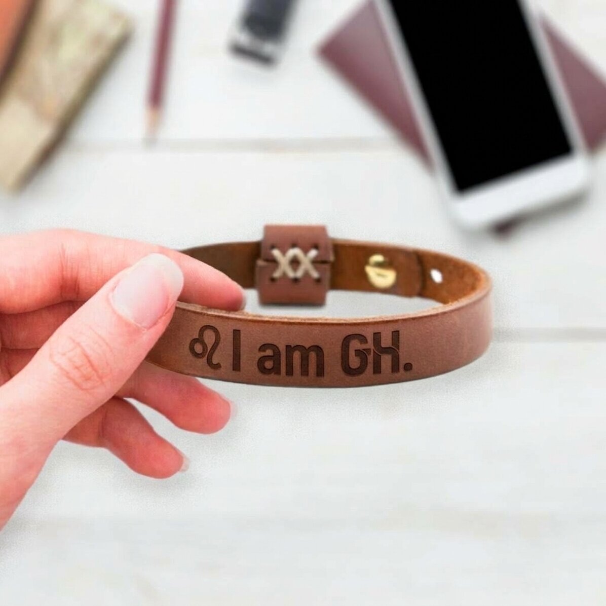 Gepersonaliseerde leren armband met initialen en het sterrenbeeld Leeuw
