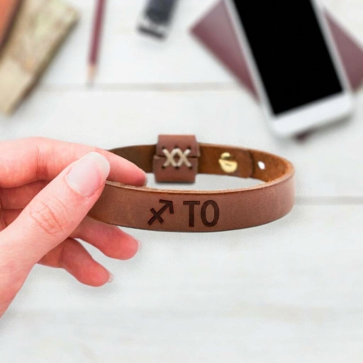 Gepersonaliseerde leren armband met initialen en het sterrenbeeld Boogschutter