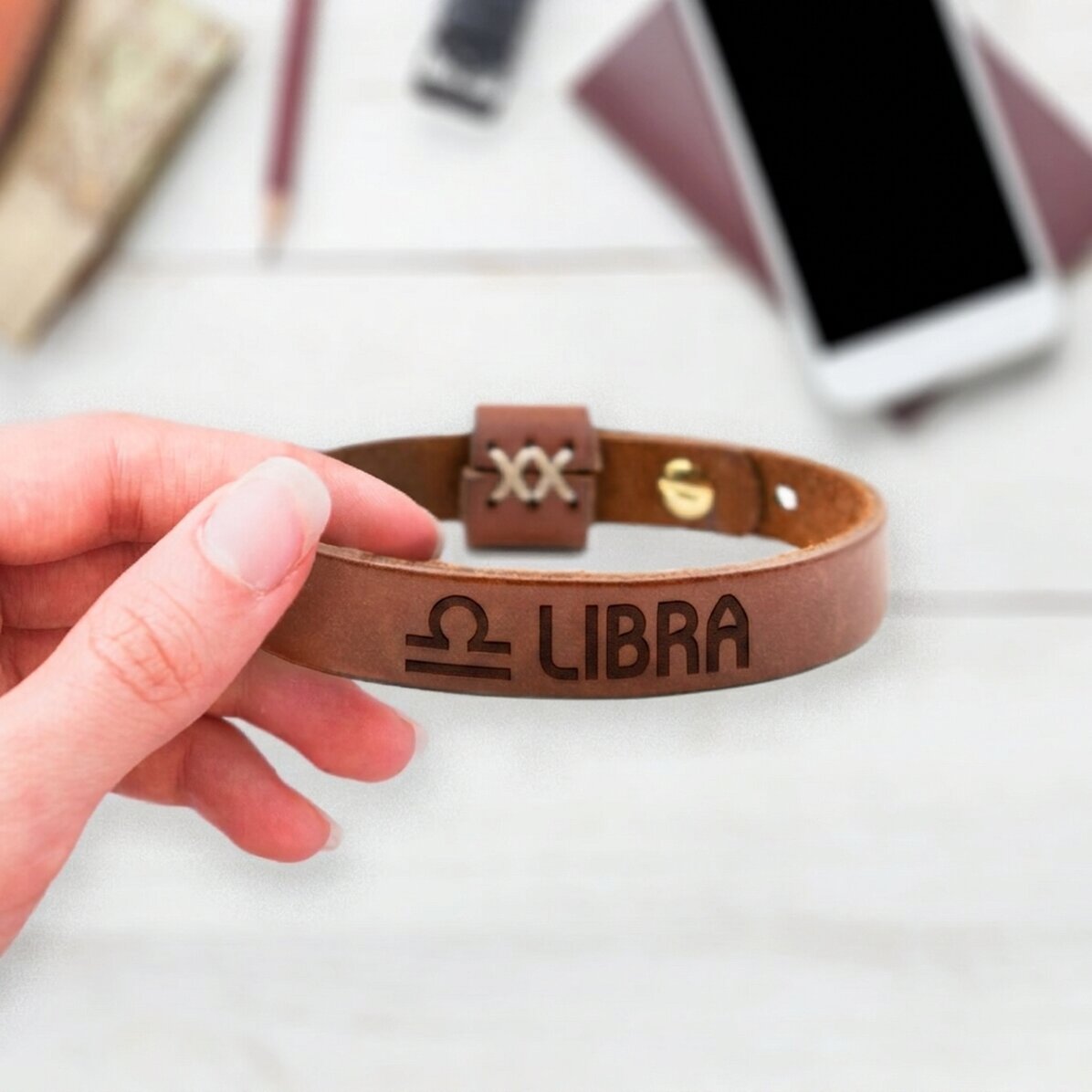 Gepersonaliseerde leren armband met initialen en sterrenbeeld