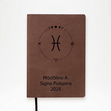 Agenda en cuir personnalisé avec un texte et le signe du zodiaque Poissons