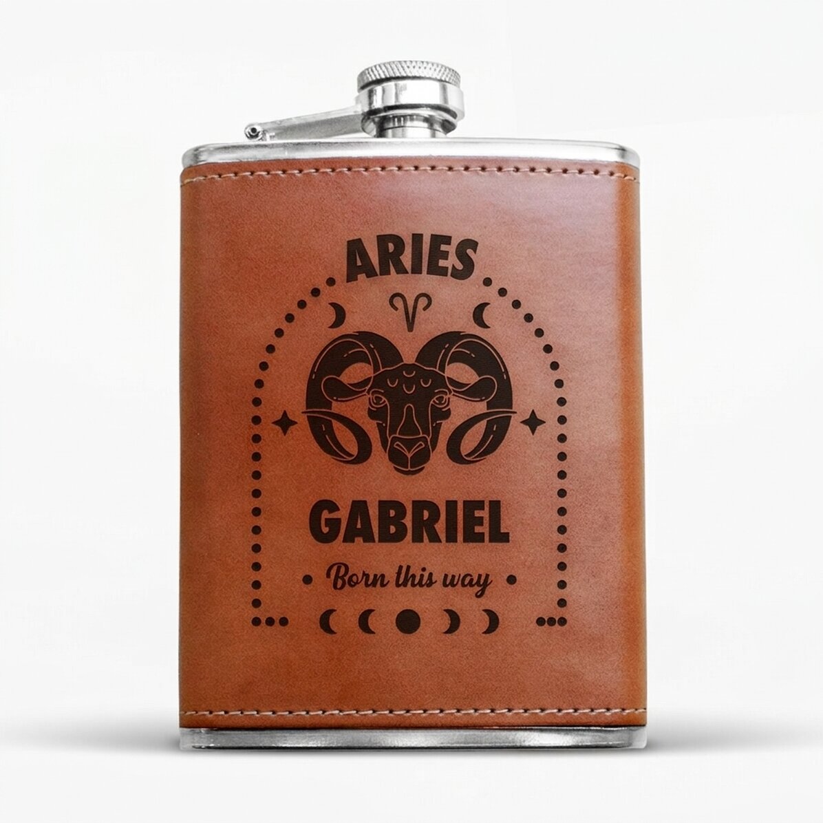 Zakflesje met leren hoesje, gepersonaliseerd met tekst en sterrenbeeld - Ram