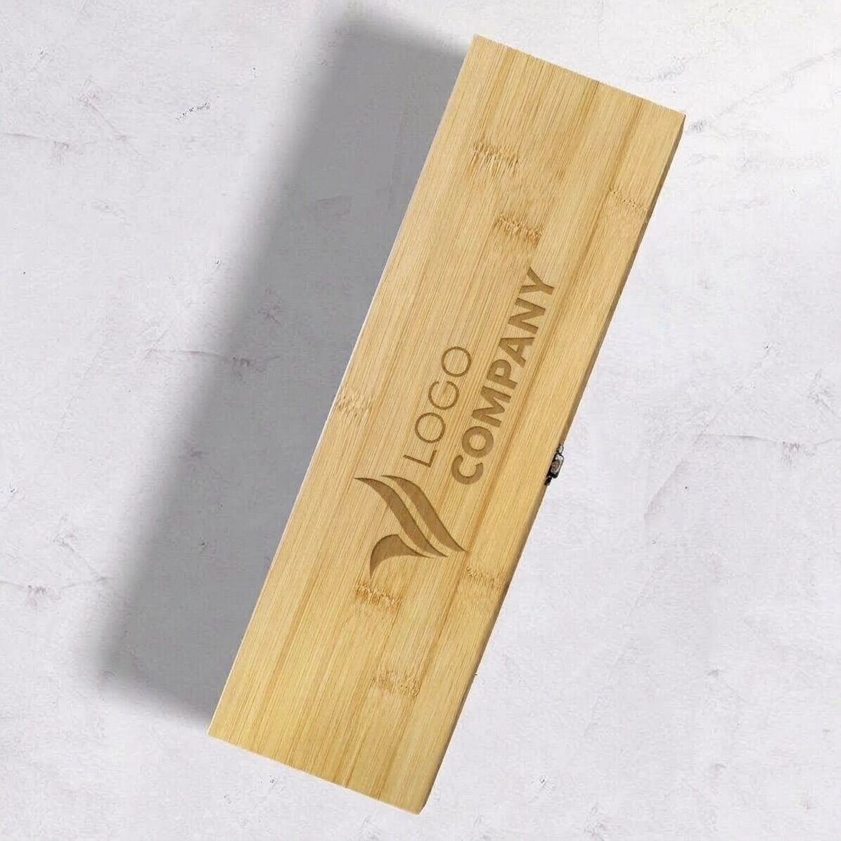 Bamboe wijnkist met accessoires, gepersonaliseerd met een logo in liggende indeling
