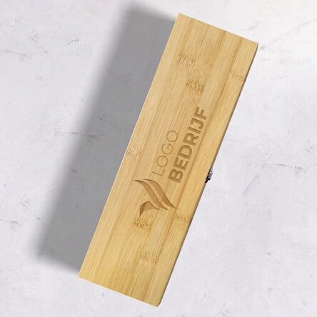 Bamboe wijnkist met accessoires, gepersonaliseerd met een logo in liggende indeling