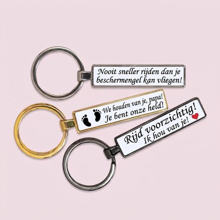 Sleutelhanger: replica van een kentekenplaat met gepersonaliseerd nummer en tekst