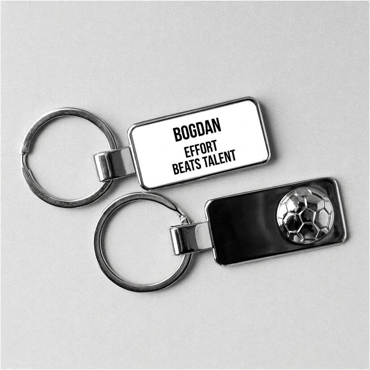 Gepersonaliseerde sleutelhanger met tekst - voetbalmodel