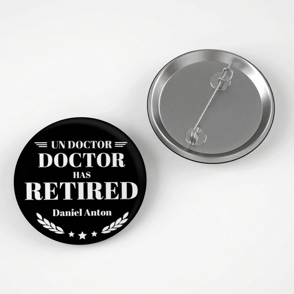 Gepersonaliseerde button met een boodschap voor een gepensioneerde