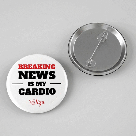 Badge personnalisé avec un message pour un journaliste