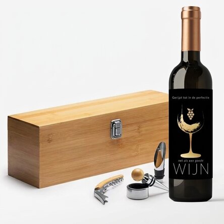 Cadeauset met wijnfles en bamboedoos met accessoires