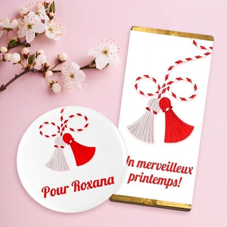 Coffret cadeau « Martisor » comprenant une mini-tablette de chocolat et un pin