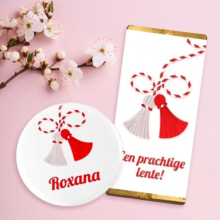 Martisor-cadeauset met een mini-chocoladereep en een gepersonaliseerd speldje met naam