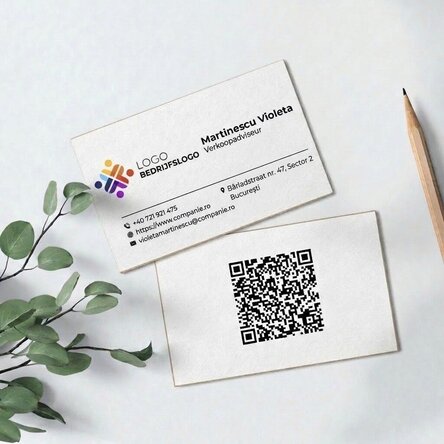 Op maat gemaakte visitekaartjes van papier, dubbelzijdig bedrukt, met QR-code en contactgegevens