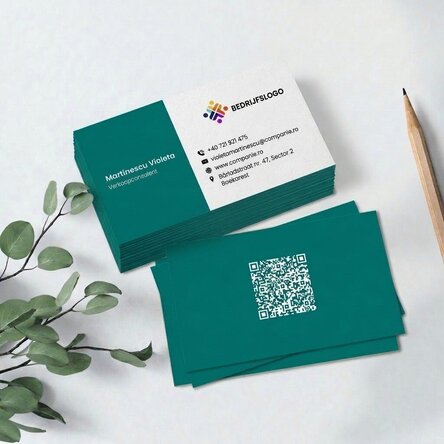 Gepersonaliseerde visitekaartjes van papier, ontwerp met gekleurde strook, logo en QR-code