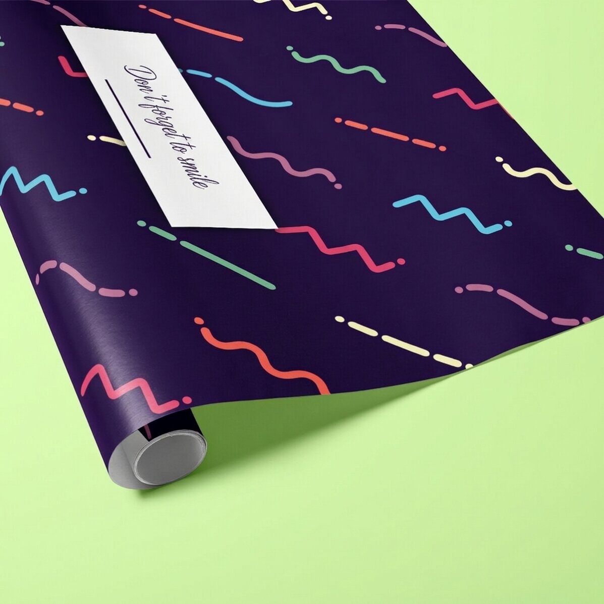 Gepersonaliseerd cadeaupapier met tekst in een kader, donkerpaarse achtergrond