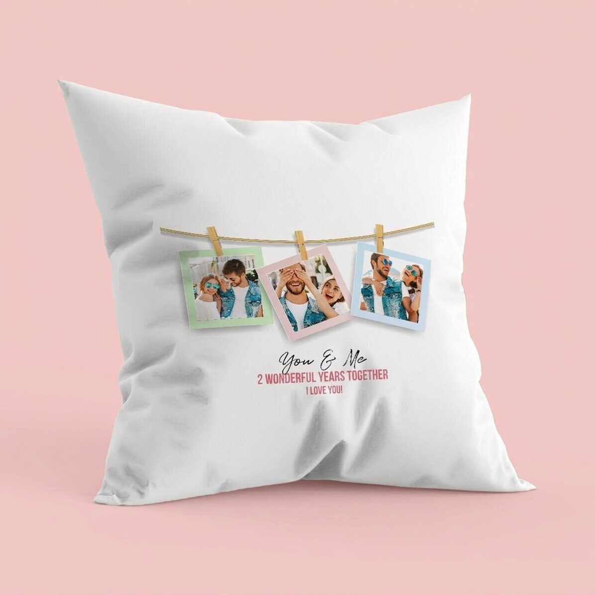 Coussin personnalisé avec 3 photos encadrées et un texte