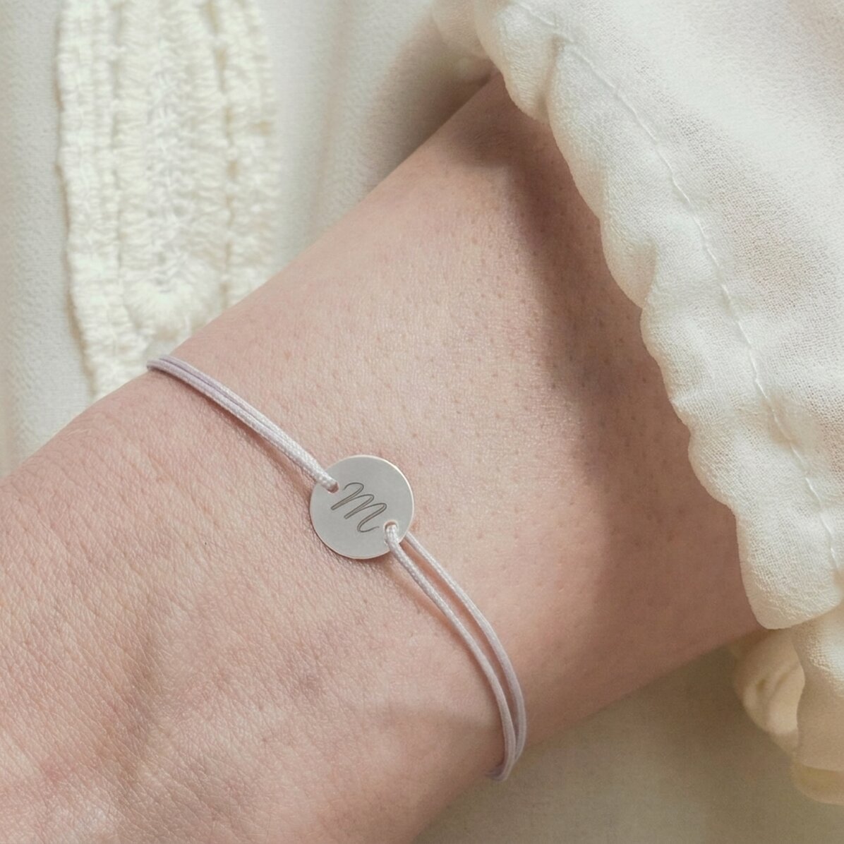 Gepersonaliseerde armband met koord - muntje 10 mm - 925 zilver - model met initiaal